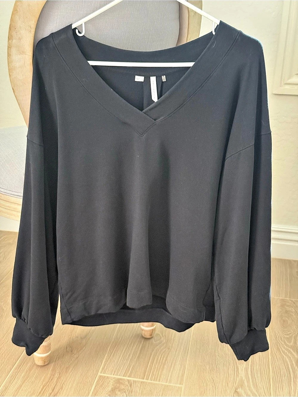 TravisMathew Women's Long Weekend V-Neck Sweatshirt Small